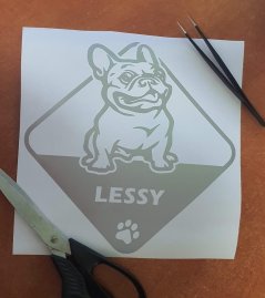 Pes v aute samolepka na auto Buldoček