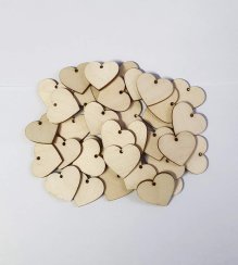 Drevené srdiečka s otvormi balenie 30 alebo 50 kusov