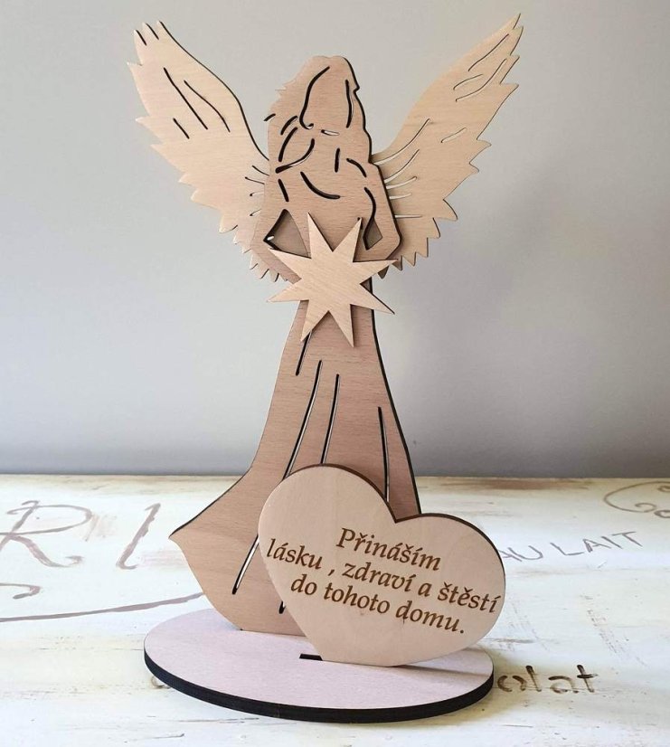 Anjel s citátom Prinášam lásku