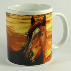 Hrnček s hlavou hnedého koňa