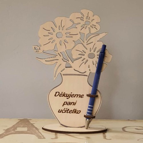 Kvietky s vázou pre učiteľku s držiakom na pero