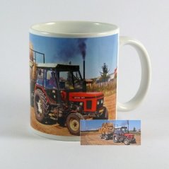 Hrnček s traktorom a vlečkou