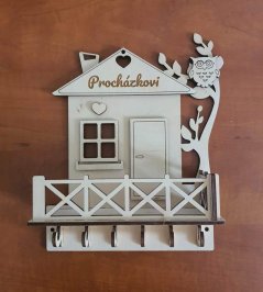 Věšák na klíče Domeček s plotem a nápisem